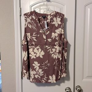 Torrid size 2 mauve and cream, floral Harper style top.